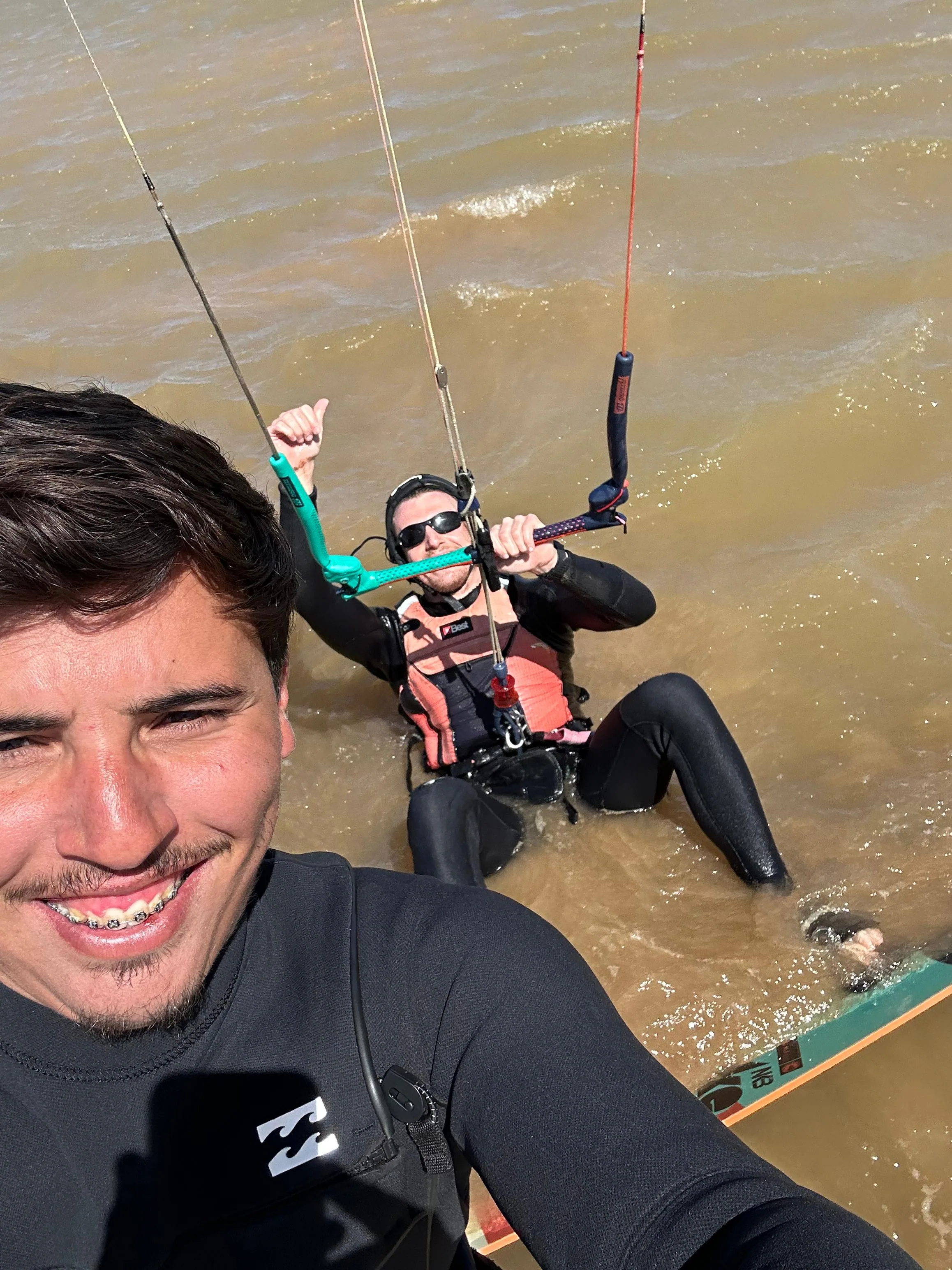 Clase de kitesurf Essaouira, instructor y alumna en la playa, Marruecos